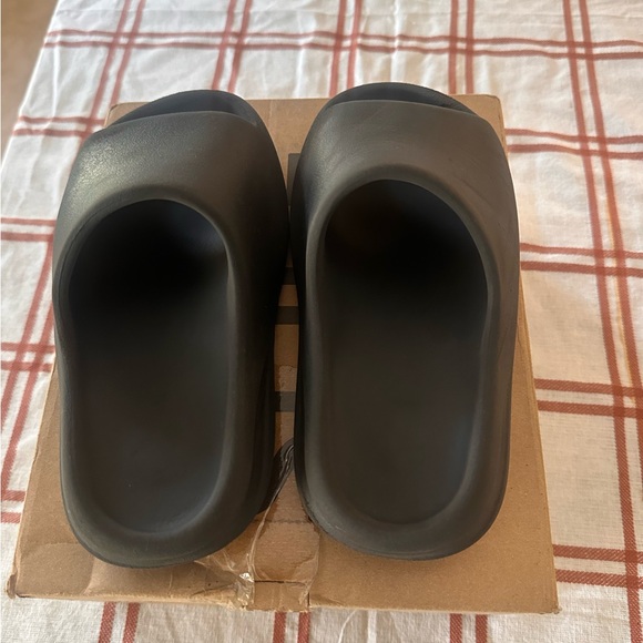 Yeezy slides Onyx size 5 - Picture 5 of 6